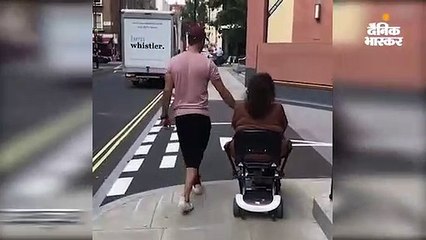 मां को घुमाने निकले अक्षय