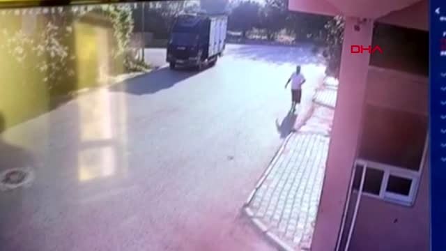 Hatay bacaklarından vurup, para dolu çantayı alarak kaçtılar