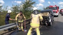 Sağlık çalışanlarını taşıyan araç alev aldı, yoldan geçen iski aracı yangına müdahale etti