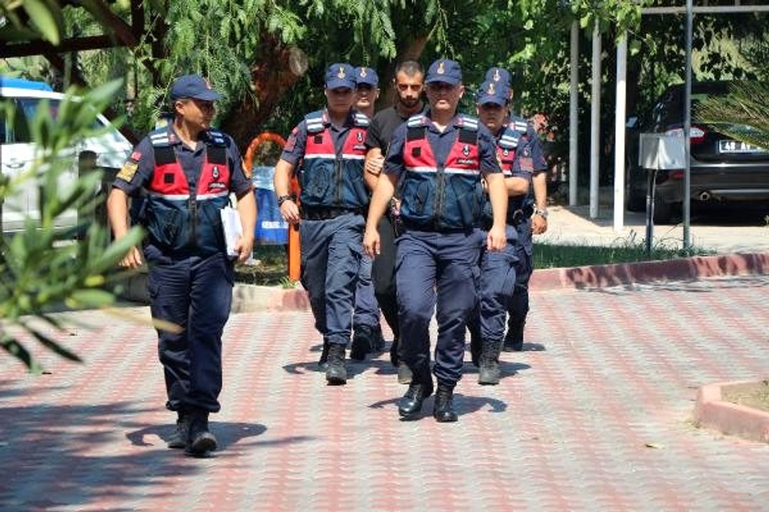 Rus kadının boğazına bıçak dayayıp, çantasını almaya kalkıştı