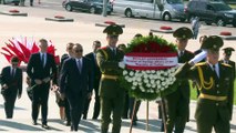 Dışişleri Bakanı Çavuşoğlu, ‘’Minsk - Kahraman Şehir Anıtı’’na çelenk koydu - MİNSK