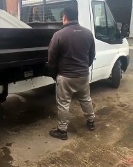 Il fait la blage de la fuite sous la camionnette à son collègue !