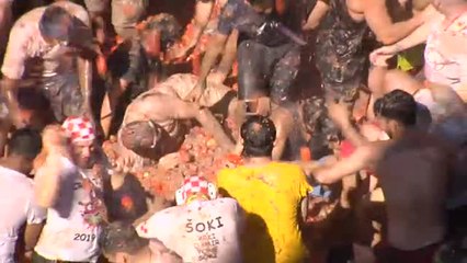 下载视频: Miles de personas disfrutan un año más de 'La Tomatina' de Buñol