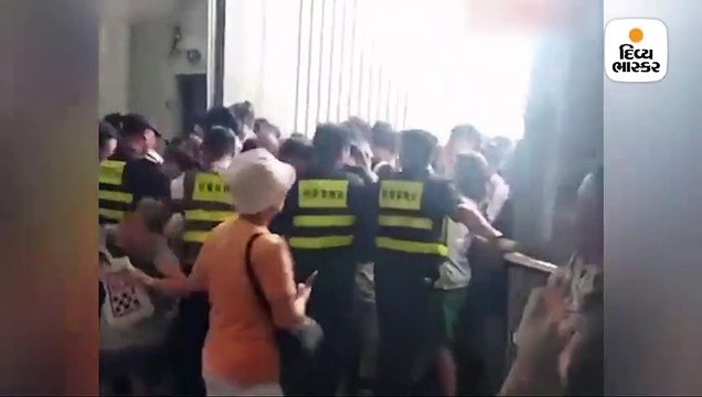 અમેરિકન કંપની કોસ્તકોએ ચીનમાં પહેલો સ્ટોર ખોલ્યો, ધક્કામુક્કી થતાં સ્ટોર સમય પહેલાં બંધ કરવો પડ્યો