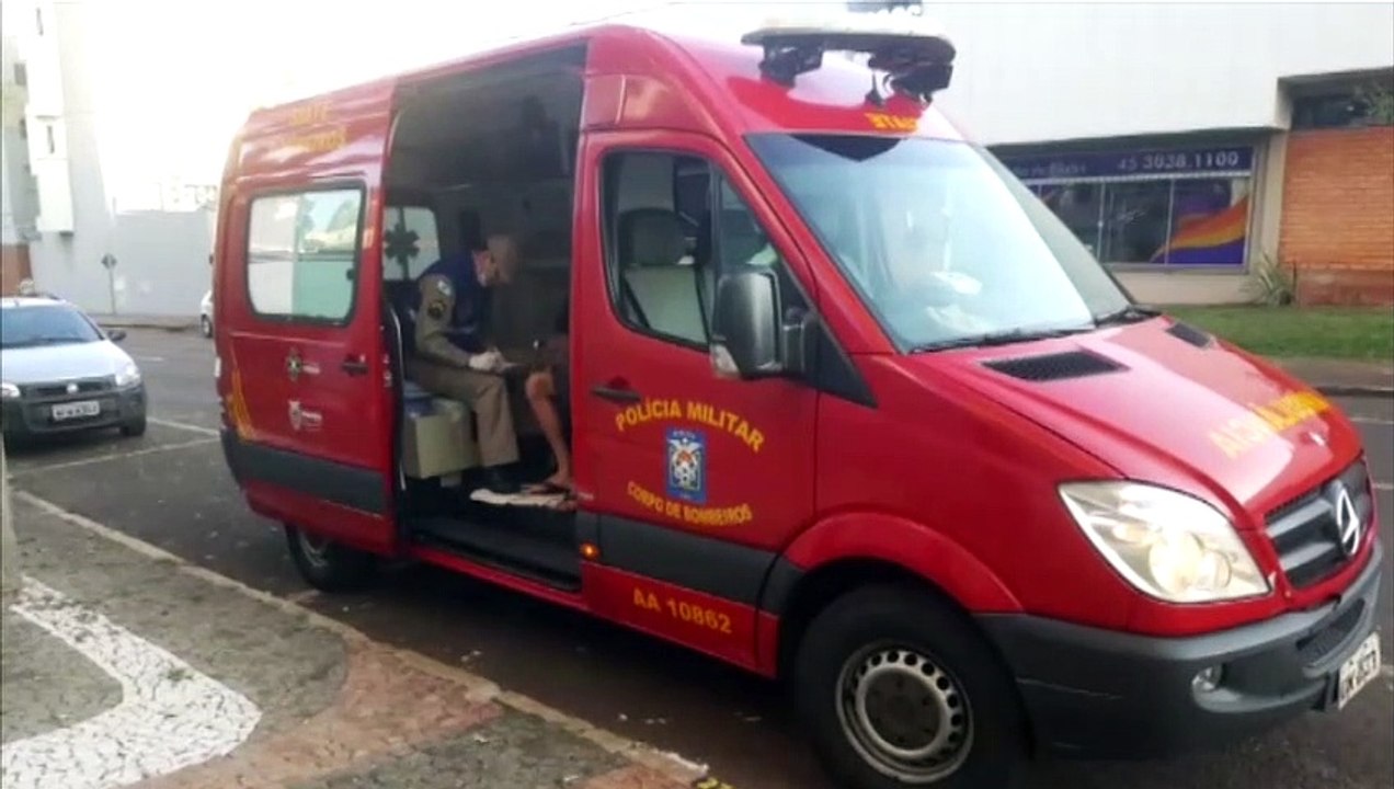 Ciclista fica ferido em acidente na Rua Rio de Janeiro, no Centro