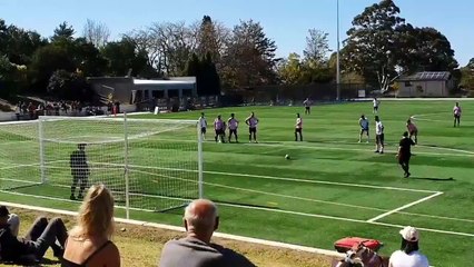 Un gardien fait un joli arret de penalty jusqu'à que son camarade intervient
