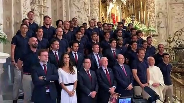 Ofrenda floral del Sevilla FC a la Virgen de los Reyes