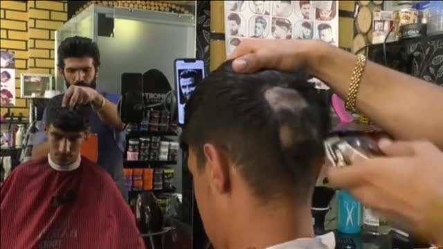 Un peluquero iraquí triunfa haciendo retratos de futbolistas