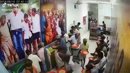 விலையில்லா விருந்தகத்தை ஆரம்பித்த விஜய் ரசிகர்கள்-வீடியோ