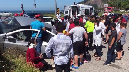 Otomobiller kavşakta çarpıştı, ortalık savaş alanına döndü: 6 yaralı