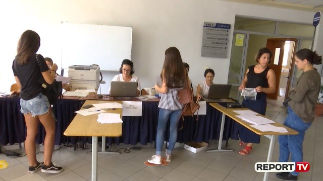 Report TV - Publikohet lista me maturantët fitues në Fakultetin Ekonomik /Ka ende 353 kuota të lira