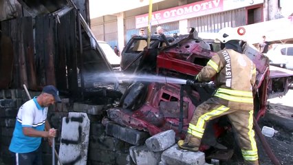 Sultangazi’de oto tamircisinde korkutan yangın: 2 araç kül oldu