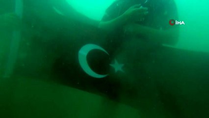 - Engelliler 30 Ağustos Zafer Bayramı'nı su altında kutladı