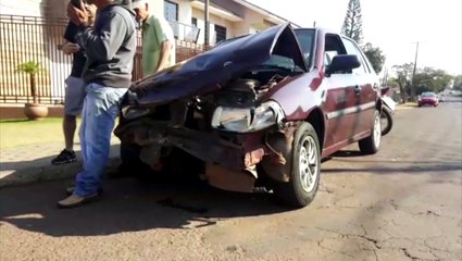 Carro vai parar em calçada em forte batida no Bairro Coqueiral