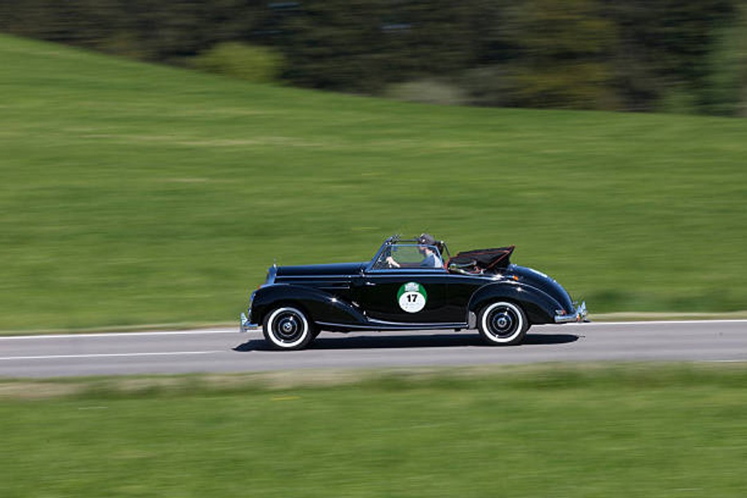 Le modèle de la Mercedes-Benz 220