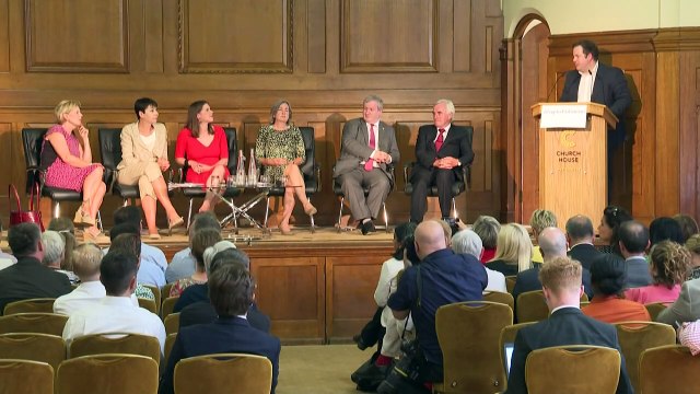 Boris Johnson suspenderá sessões do Parlamento