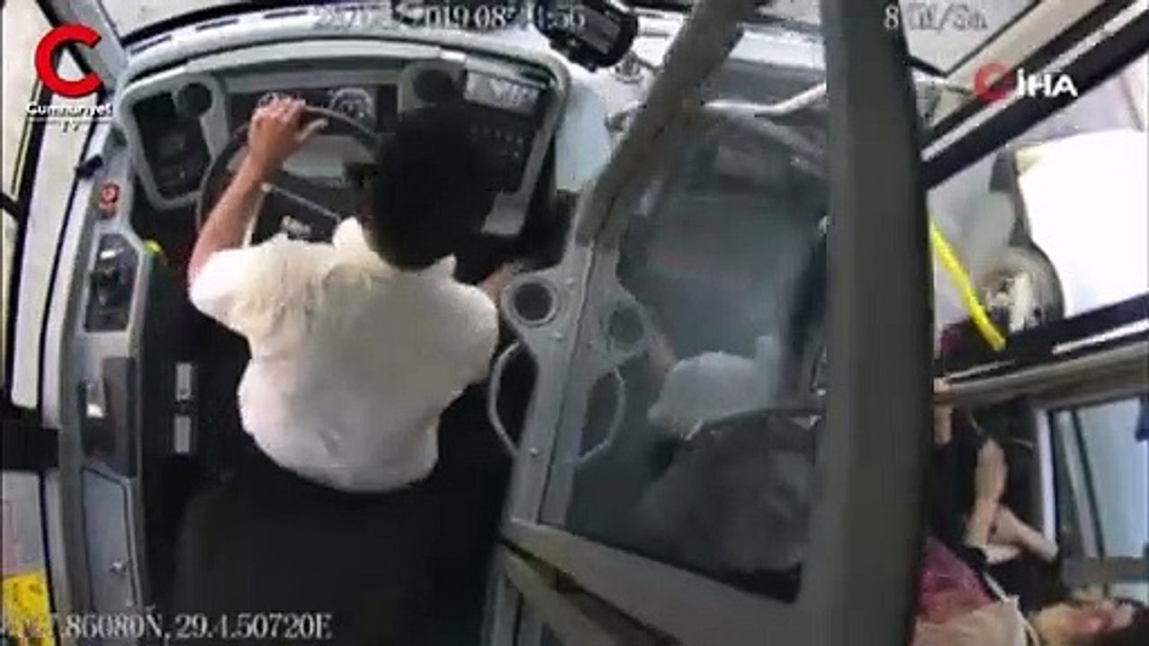 Duyarlı şoförün alkışlanacak hareketi güvenlik kameralarına yansıdı