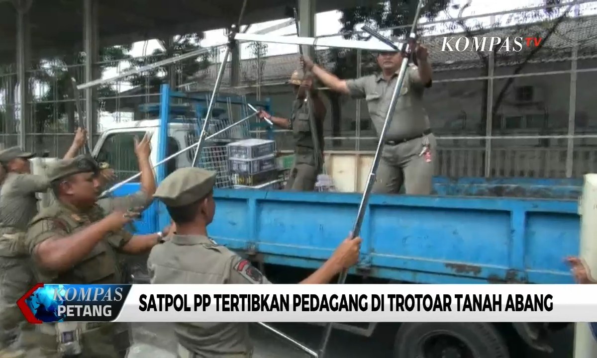 Satpol PP Tertibkan Pedagang di Trotoar Tanah Abang