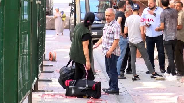 Bağcılar'da mühürlenen binaların sakinleri taşınmaya devam ediyor