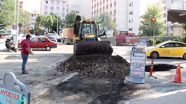 Emniyet Müdürlüğü binasının önünde kamyonun patlayan lastiği paniğe neden oldu