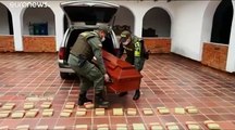 شاهد: العثور على 300 كيلوغرام من المخدرات مخبأة في تابوت في كولومبيا