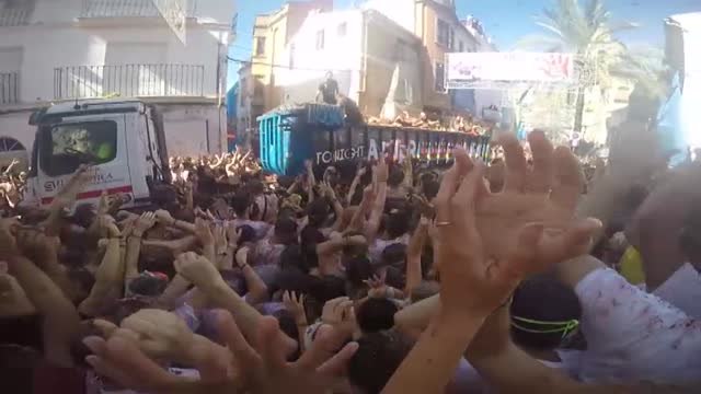 Más de 20.000 personas se han enfrentado a tomatazos en las calles de Buñol