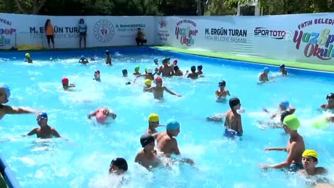 Kasapoğlu, "Yüzme Bilmeyen Kalmasın" projesine katılan öğrencileri ziyaret etti