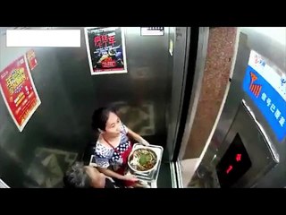 Une femme presque écrasée par un ascenseur