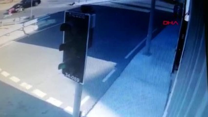 Maltepe'de minibüsün çarptığı motokurye öldü; kaza anı kamerada