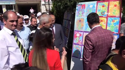 İşi gücü bırakıp çocuklarıyla birlikte parkta kitap okudular