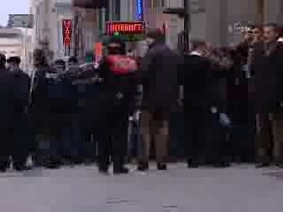Bomba imha uzmanının kaskı düştü