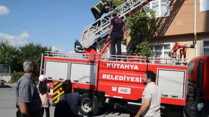 Çatı arasında mahsur kalan kedi kurtarıldı - KÜTAHYA