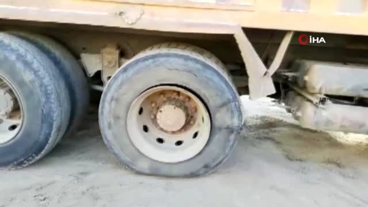 Emniyet Müdürlüğü binasının önünde kamyonun patlayan lastiği paniğe neden oldu