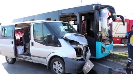 Üniversite girişinde halk otobüsü ile otomobil çarpıştı: 2 yaralı