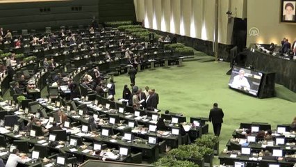 İran'da Zarif'in Fransa diplomasisiyle ilgili görüşler farklı