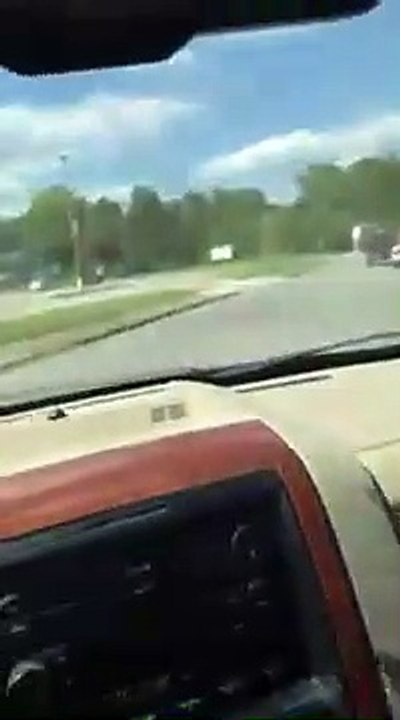 Un conducteur tire une voiture en panne sans chauffeur... Mauvaise idée