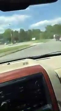 Un conducteur tire une voiture en panne sans chauffeur... Mauvaise idée