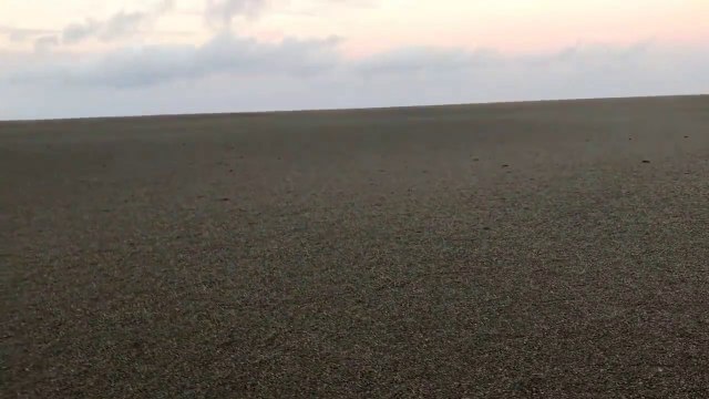 Ils naviguent à travers une ile de pierre ponce