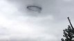 Mystère : un cercle de fumée noire apparaît dans le ciel. Oiseaux, nuage, OVNI???