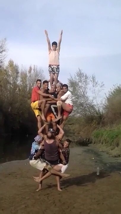 Il réussit à porter 10 personnes tout seul