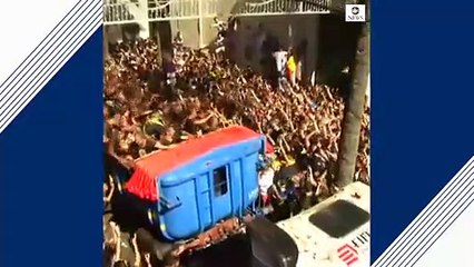 Thousands gather to toss tomatoes in annual La Tomatina festiva