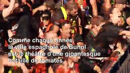 Bataille géante de tomates pour la traditionnelle fête de la "Tomatina" en Espagne
