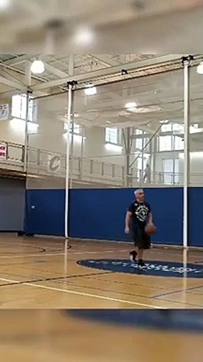 Un basketteur marque sept paniers consécutivement, un nouveau record