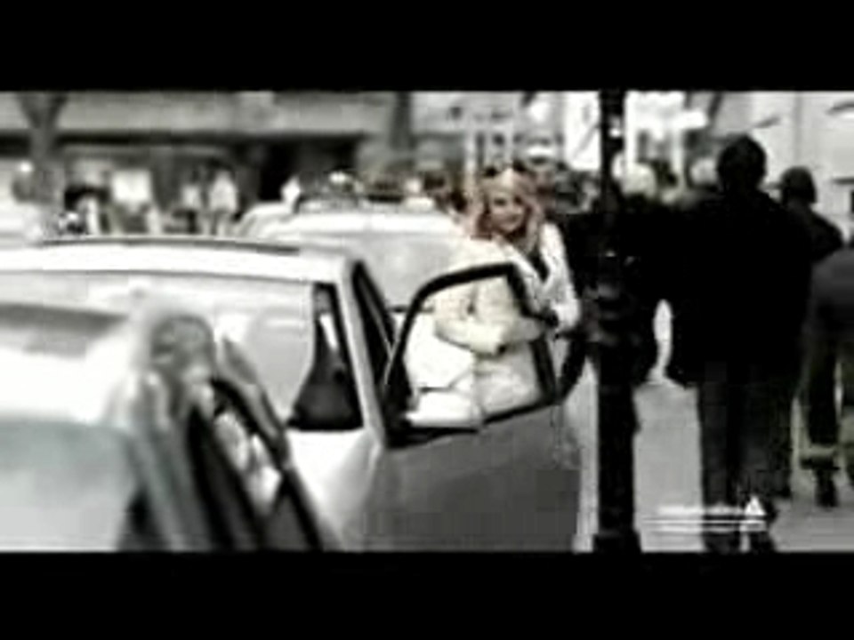 Accident au ketchup jolie femme