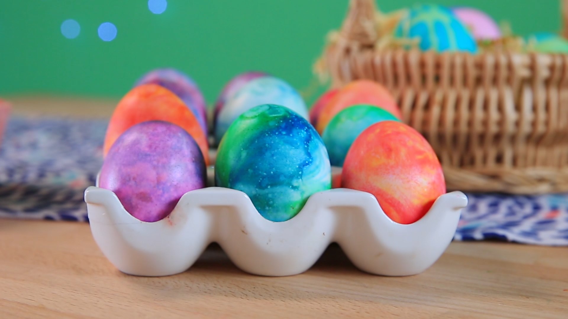 ⁣How to Dye Easter Eggs With Shaving Cream