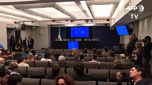 Argentina busca extender plazos de su deuda para calmar los mercados