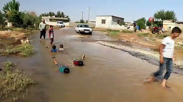 Çocuklar göle dönen sokakta böyle yüzdü