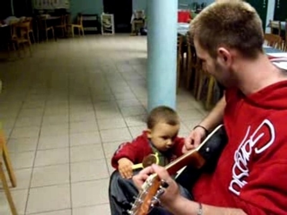 Mathis et la guitare à papa