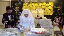 Genç çift düğünde pasta yerine Maraş dondurması kesti