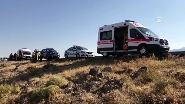 Düzensiz göçmenleri taşıyan otobüs kaza yaptı - AKSARAY